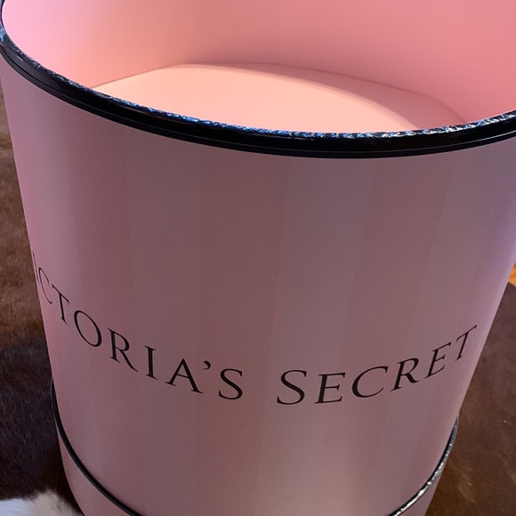 Victoria’s Secret slipper bin display - Picture 2 of 15